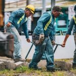 Een team van professionals dat samenwerkt aan een project, symboliserend detachering van personeel.