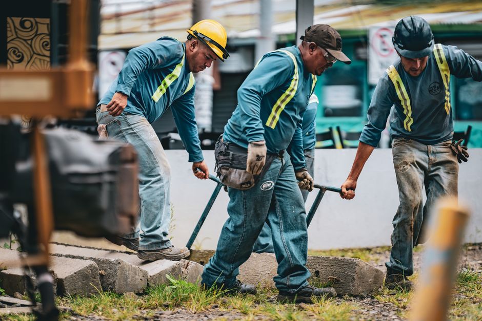 Een team van professionals dat samenwerkt aan een project, symboliserend detachering van personeel.