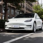 Een elektrische auto die wordt gebruikt als thuisbatterij met zonnepanelen op het dak en een huis op de achtergrond.