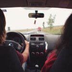 Een leerling die rijles krijgt van een instructeur in Bergeijk, met focus op persoonlijke aanpak en kwaliteit.