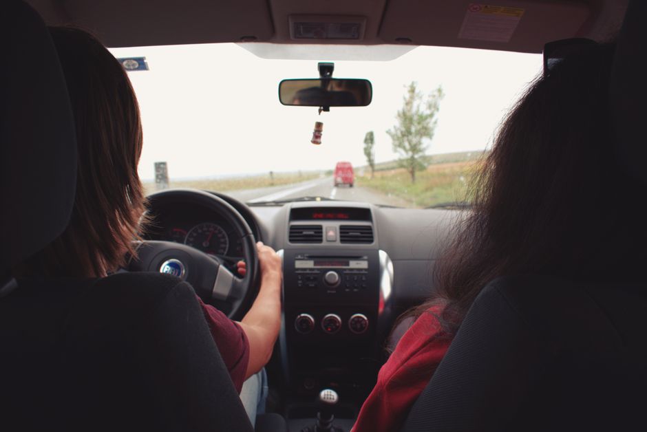 Een leerling die rijles krijgt van een instructeur in Bergeijk, met focus op persoonlijke aanpak en kwaliteit.