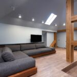 Moderne eiken TV-meubel in een stijlvolle woonkamer met warme kleuren en een eigentijdse uitstraling.