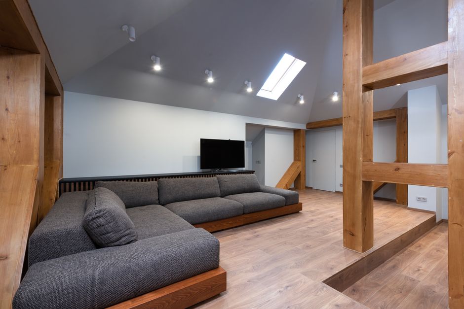 Moderne eiken TV-meubel in een stijlvolle woonkamer met warme kleuren en een eigentijdse uitstraling.