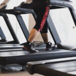 Een moderne loopband in een stijlvolle woonkamer, ideaal voor fitness en gezondheid.