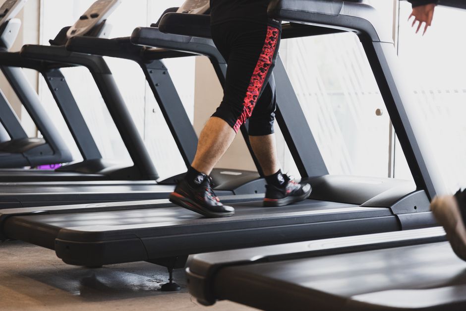 Een moderne loopband in een stijlvolle woonkamer, ideaal voor fitness en gezondheid.