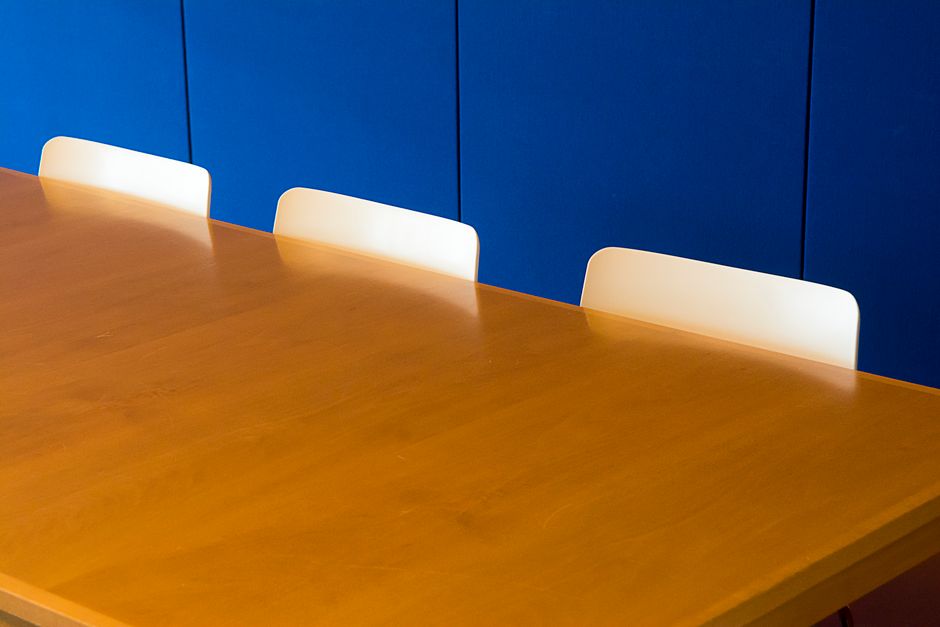 Stijlvolle houten vergadertafel in een moderne kantooromgeving, perfect voor inspirerende vergaderingen.